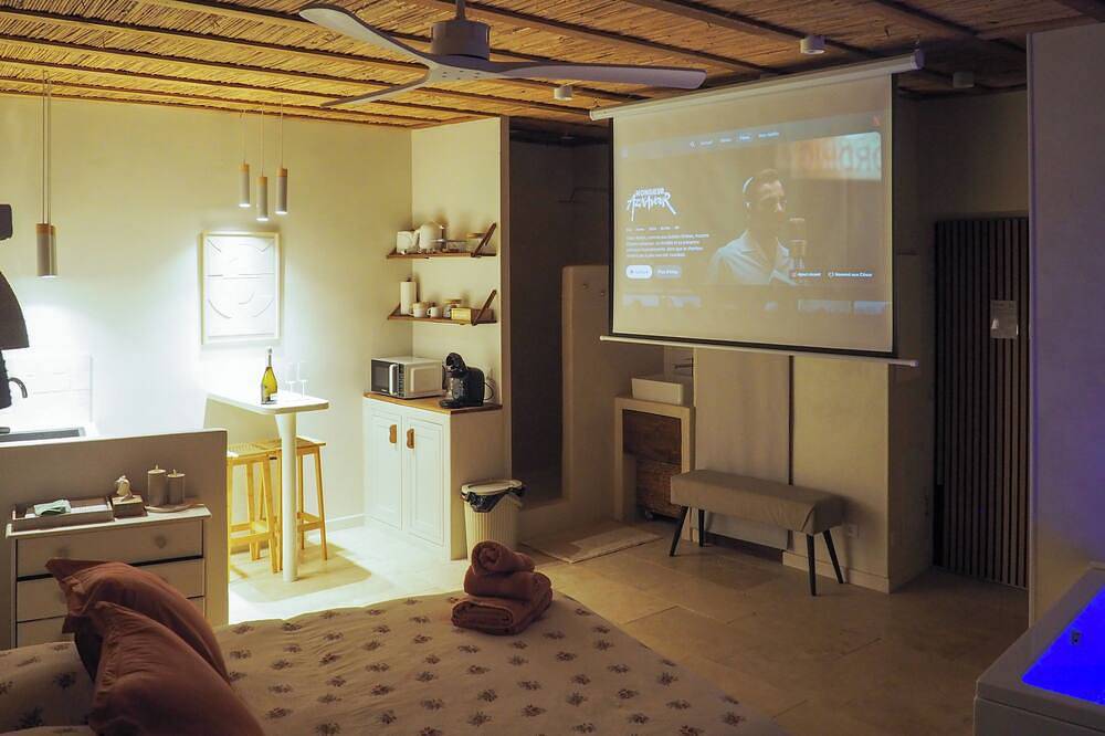 Entire apartment, Lilo Gaillac: Balneo loft - a wellness break for two in Gaillac, Albi region