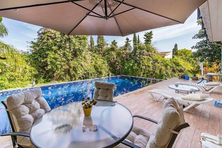 Villa für 10 Personen, mit Terrasse und Ausblick sowie Pool - 1