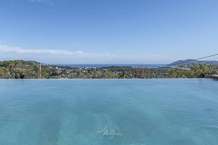 Gîte pour 12 personnes, avec piscine à La Roquette-sur-Siagne