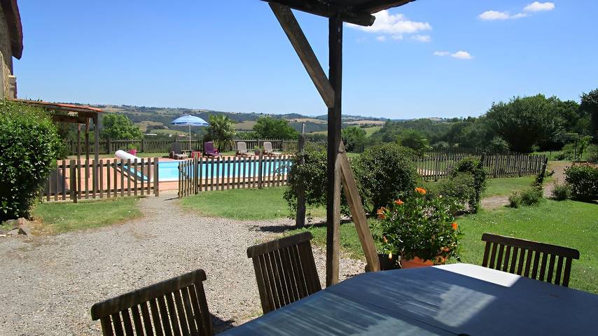 Gîte pour 8 personnes, avec terrasse ainsi que piscine et jardin