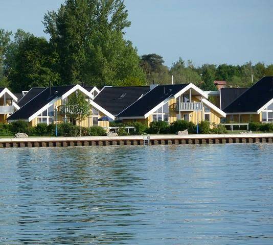 Ferienpark für 6 Personen, mit Balkon und Whirlpool sowie Terrasse und Garten in Rechlin