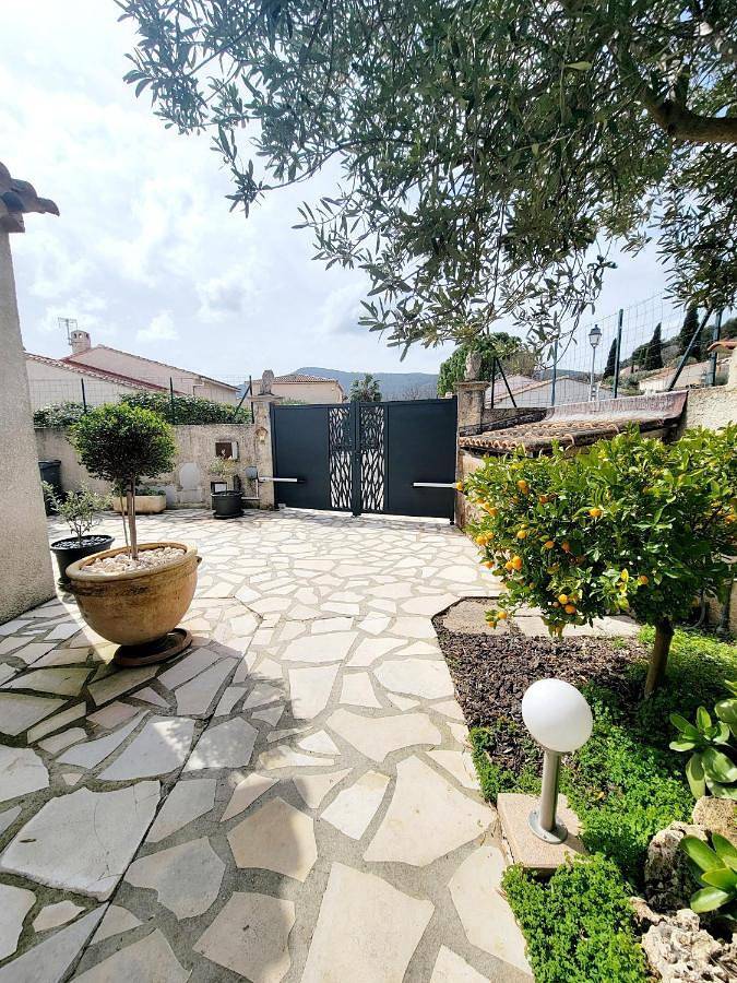 Appartement entier, Apartment with Pool View in Solliès-Pont, Côte méditerranéenne (France)
