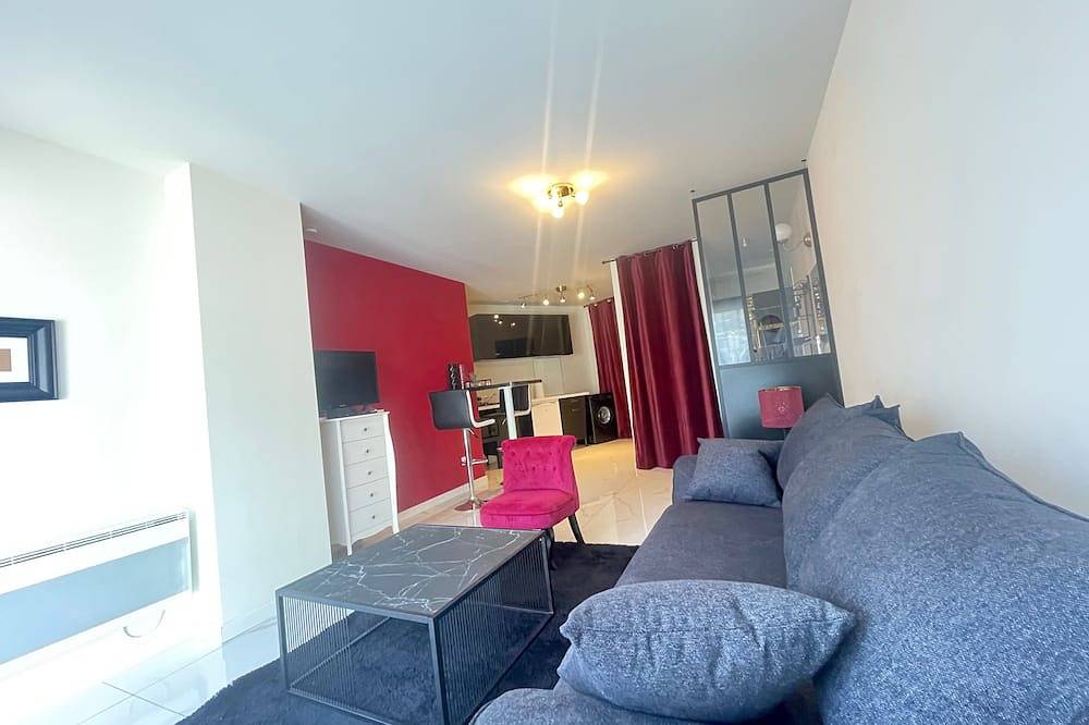 Entire apartment, Studio Baroque in Bessan, Côte d'Améthyste