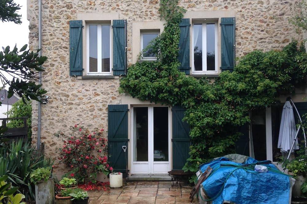 Appartement entier, Appartement indépendant 35m2 centre village (78) in Les Alluets-le-Roi, Yvelines