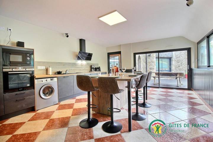 Gîte pour 6 personnes, avec piscine ainsi que jardin et terrasse à Guern - 3
