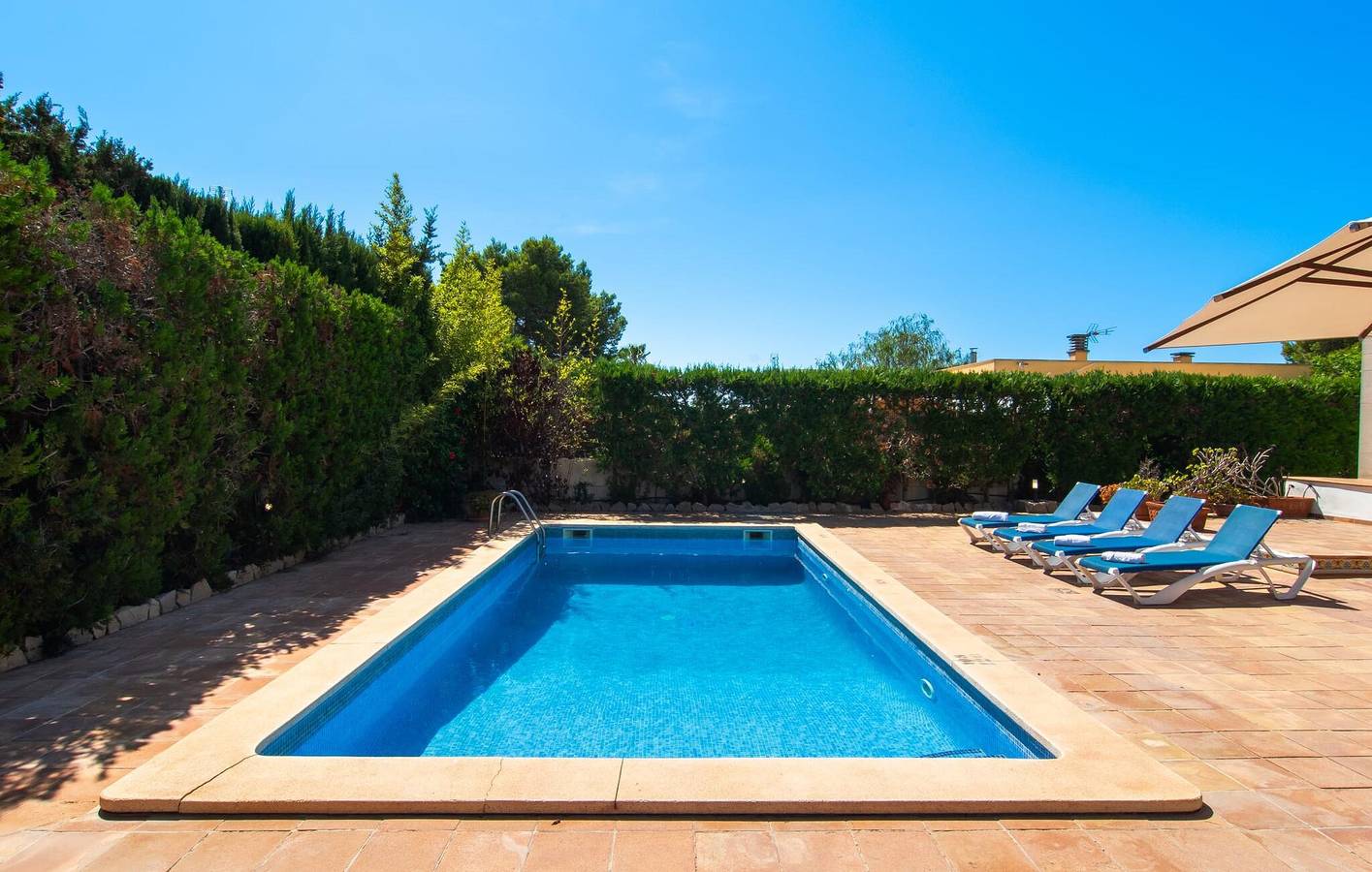 Apartamento soleado con terraza, piscina y barbacoa, a 700 m de la costa in Sa Ràpita, Campos