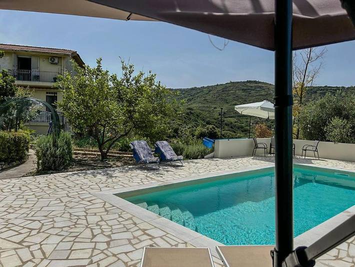 Gîte pour 4 personnes, avec vue et jardin ainsi que balcon et piscine à Mòdolo