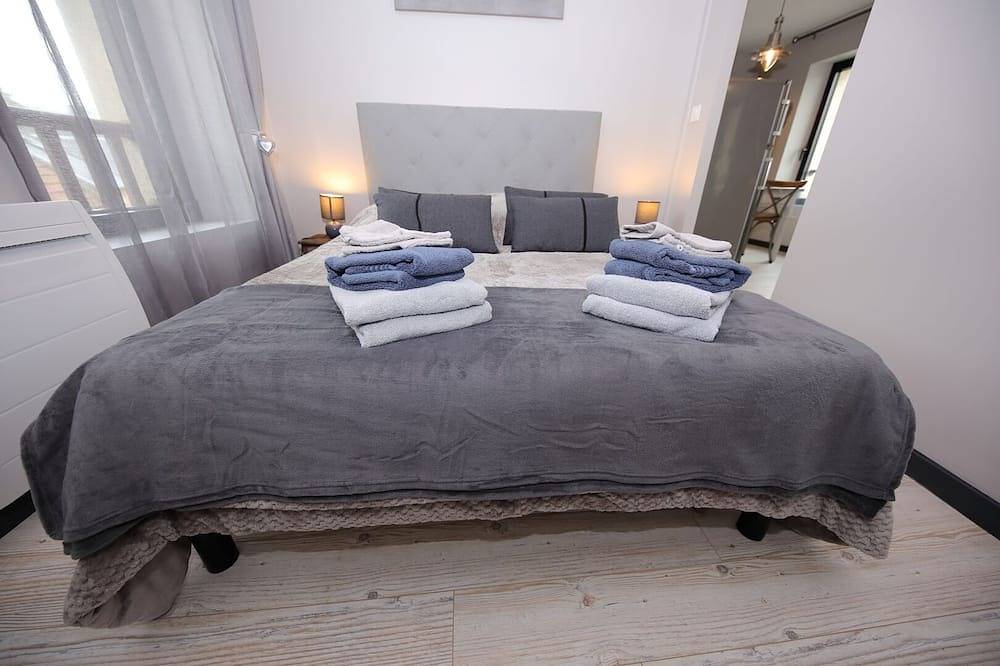 Entire apartment, New in 2018 apartment with sea and harbor views Ww2 Normandy landing beaches in Port-en-Bessin-Huppain, Bayeux region