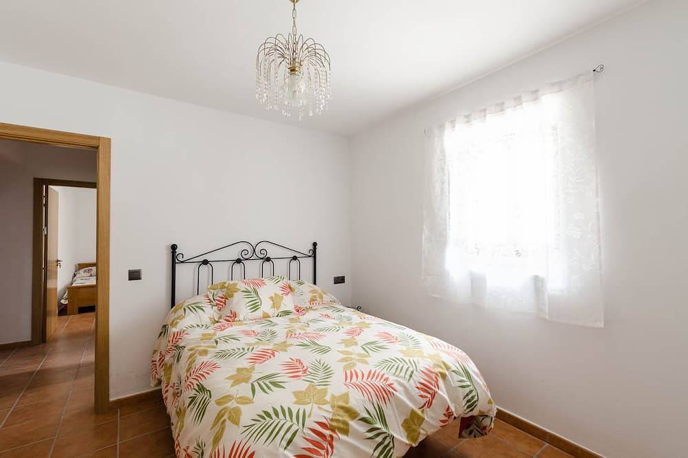 Cortijocabrill Located between the beach and the mountain. Ideal for families and groups in Mondrón, Periana