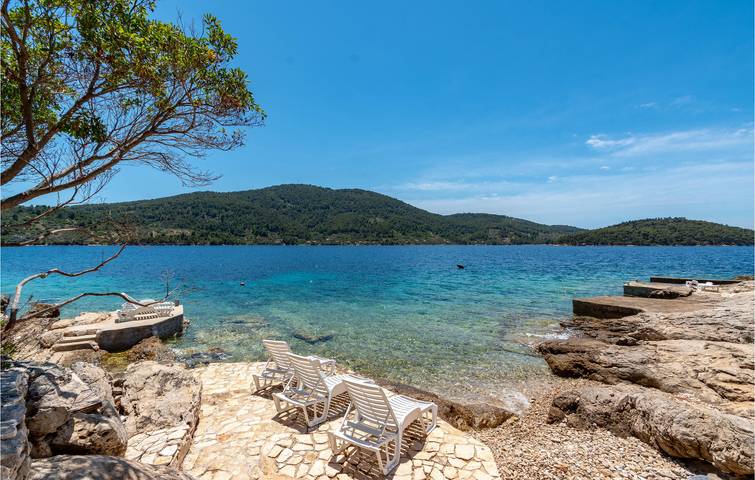Charming 2-Bedroom Apartment with Terrace, 600m to Beach in Vela Luka, Korcula