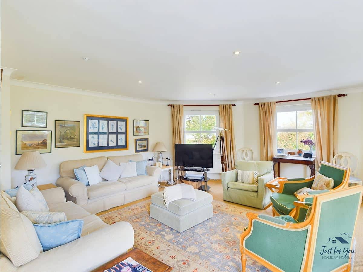 Solent Landing No. 16: Beach Retreat in Bembridge, Isle of Wight