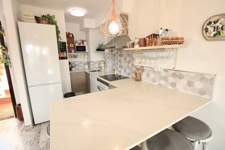 Apartamento entero, Apartamento 'Felicidad' con vistas a la montaña, Wi-Fi y aire acondicionado in Las Marinas, Dénia