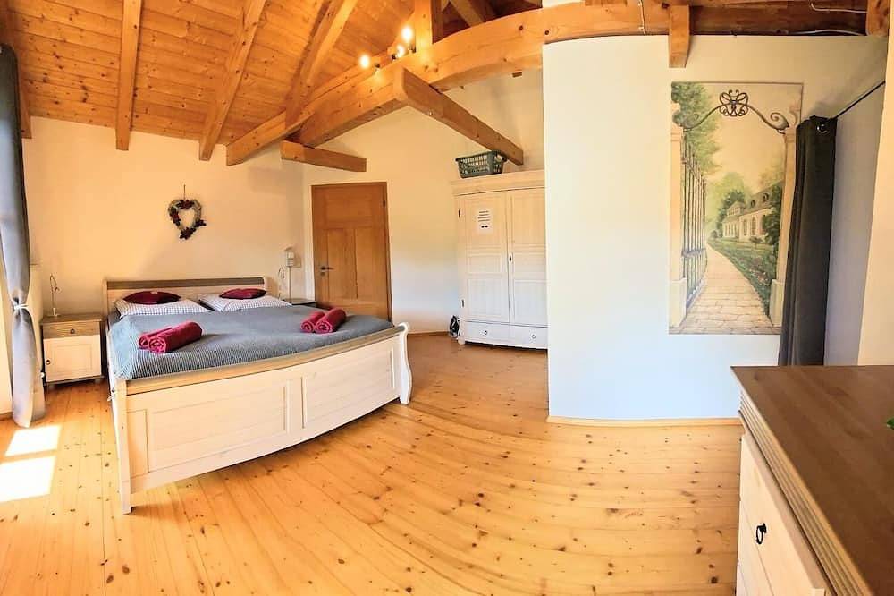 Ganze Wohnung, Großzügige Ferienwohnung (180 qm) mit Garten und Sauna in Oberviechtach, Naturpark Oberpfälzer Wald