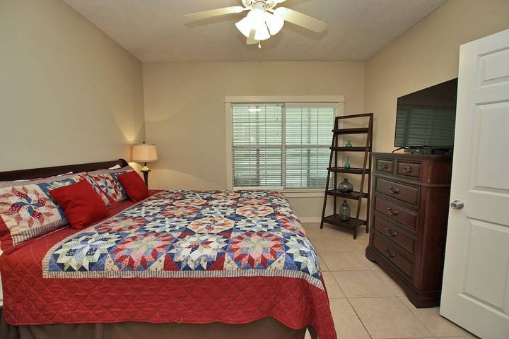 Vacation rental for 8 people, with balcony and pool by Orange Beach