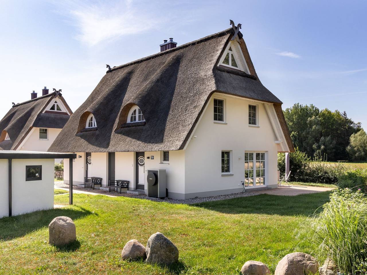 Dünenrose und Tuttelduuv unter Reet mit Kamin und Garten - Dünenrose unter Reet mit Kamin und Garten in Pepelow, Salzhaff