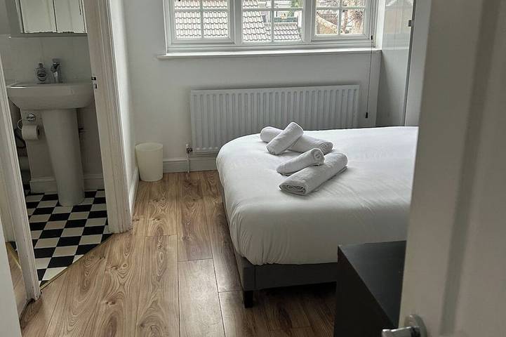 Geräumiges 4-Zi Apartment, Zimmer mit Bad, Schlafplätze 9 in Gosport, Hampshire