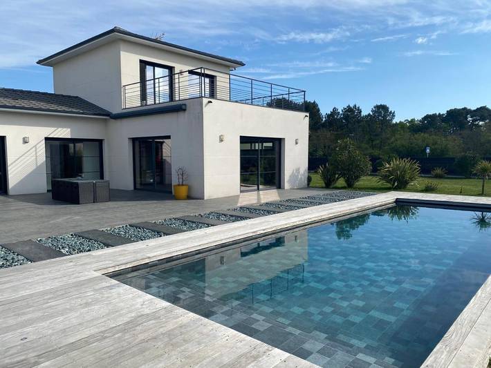 Gîte pour 2 personnes, avec vue et terrasse ainsi que jardin et piscine, animaux acceptés à Soussans