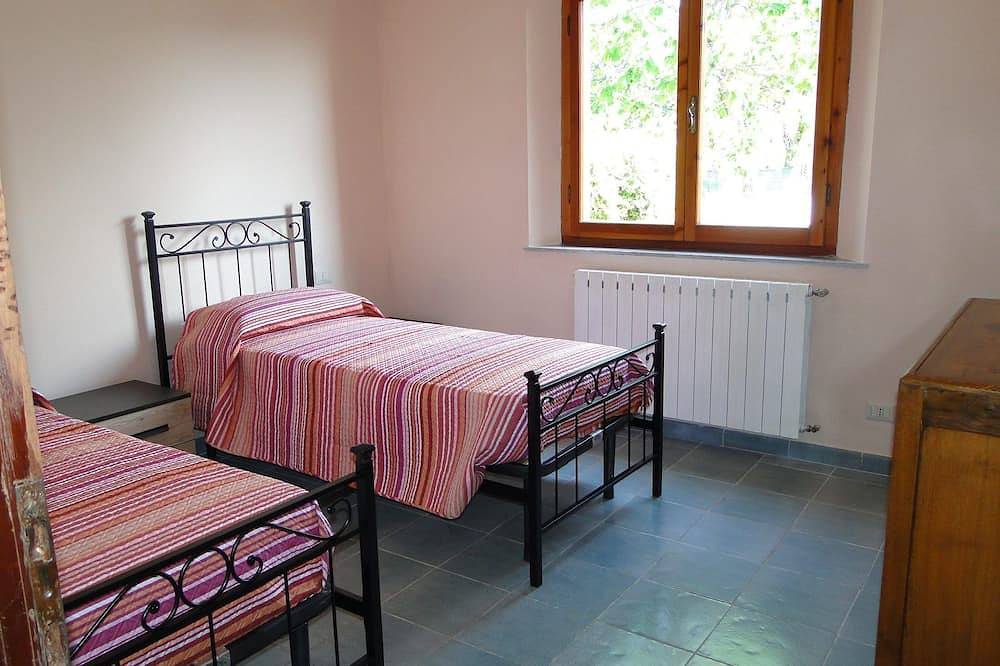 3 camere, 1 bagno, giardino, piscina privata, vista, a piedi dal villaggio, wifi in Camporgiano, Garfagnana