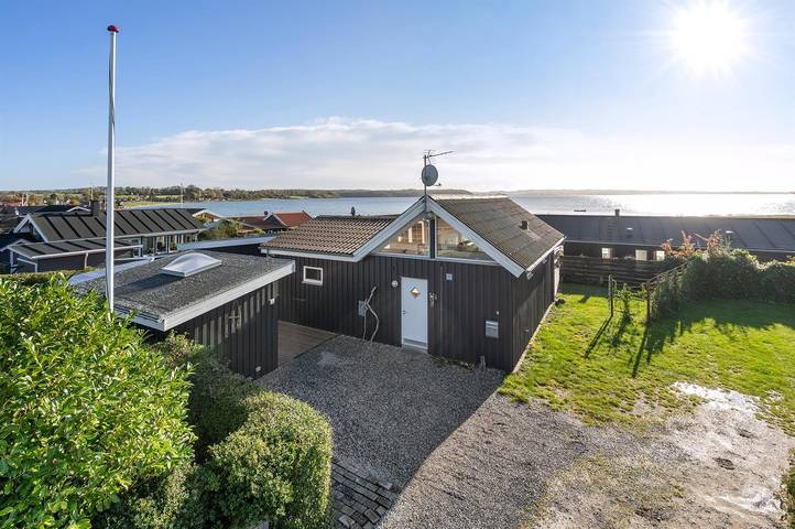 Ferieudlejning for 5 personer, med Terrasse og Have i Følle Strand