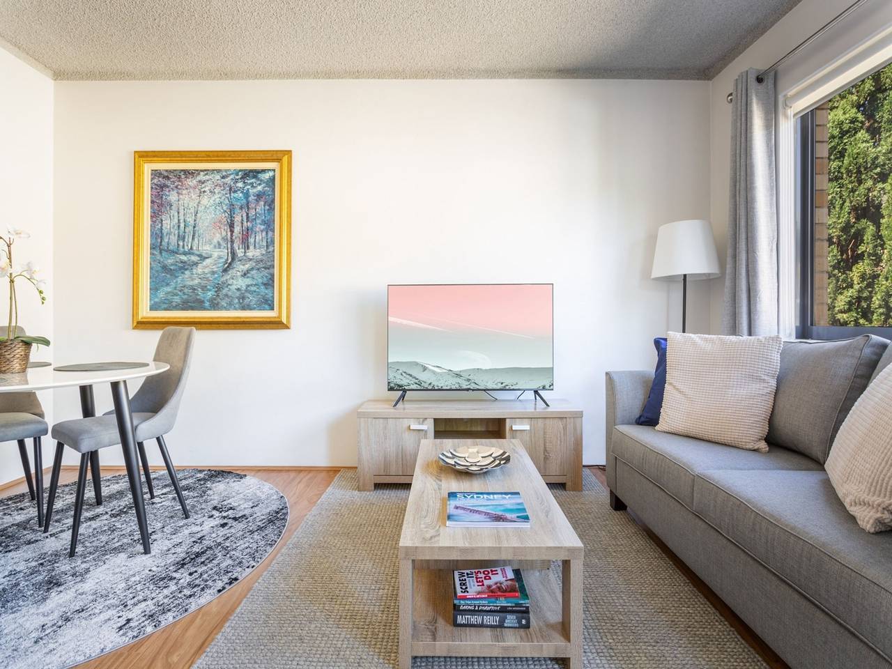 Entire apartment, Unit With Balcony, Backyard and Parking Near Shops in Neutral Bay, Sydney