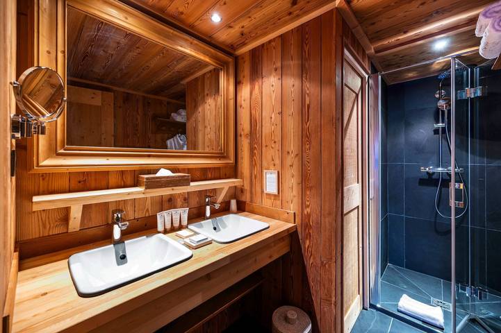 Hôtel pour 2 personnes, avec Balcon et Jacuzzi ainsi que Piscine et Sauna dans l' Isère - 2