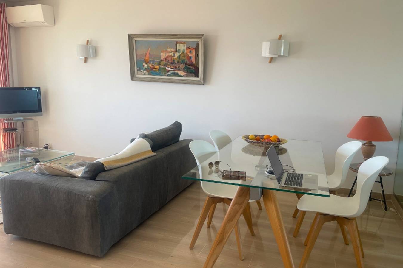 Appartement entier, Évasion à Cannes : vue mer et piscine partagée ! in Cannes, Côte méditerranéenne (France)