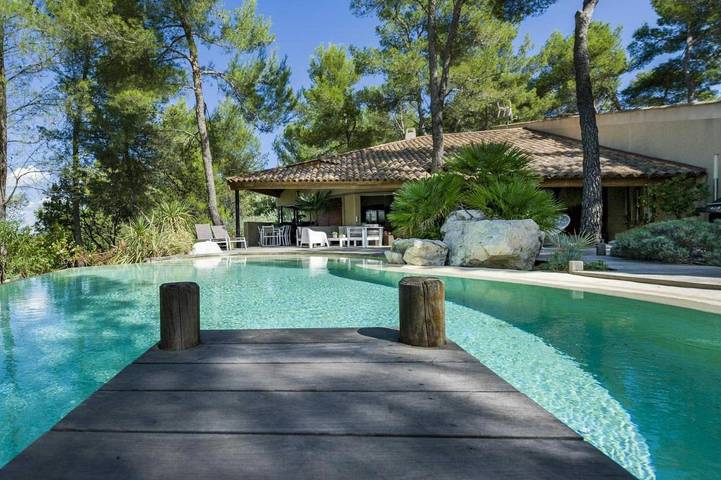 Location de vacances pour 8 personnes, avec terrasse et piscine à Saint-Clément-de-Rivière