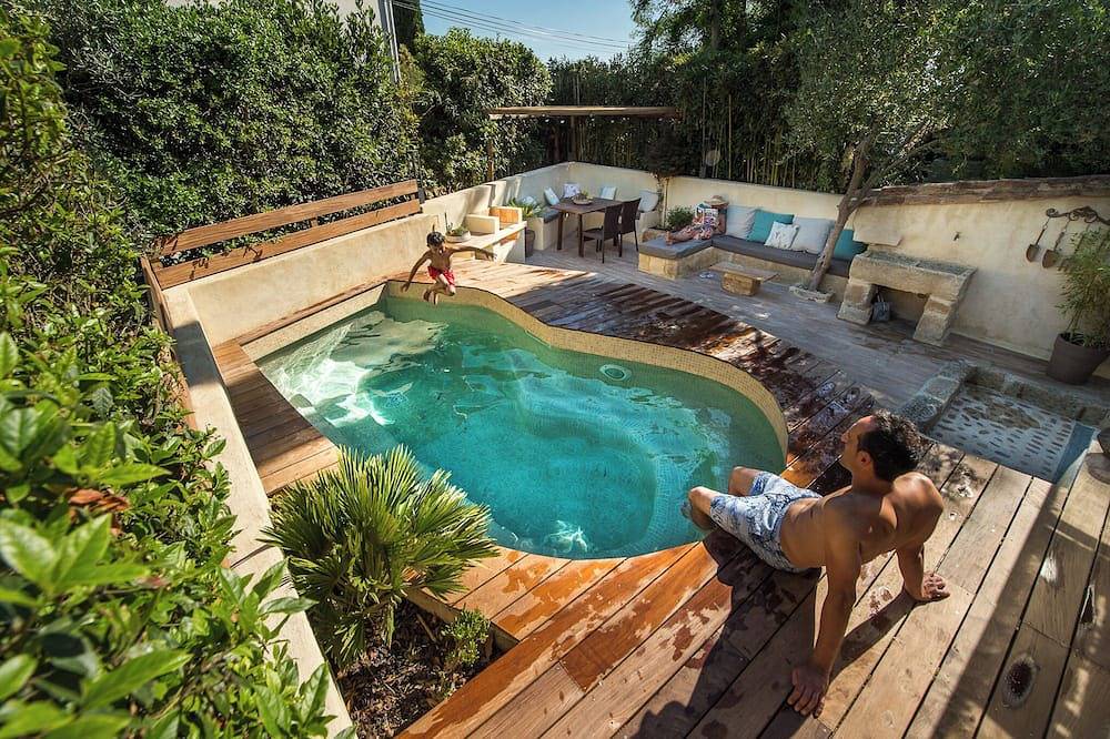 Charming house in camargue private heated pool jacuzzi in Vauvert, Nimes region