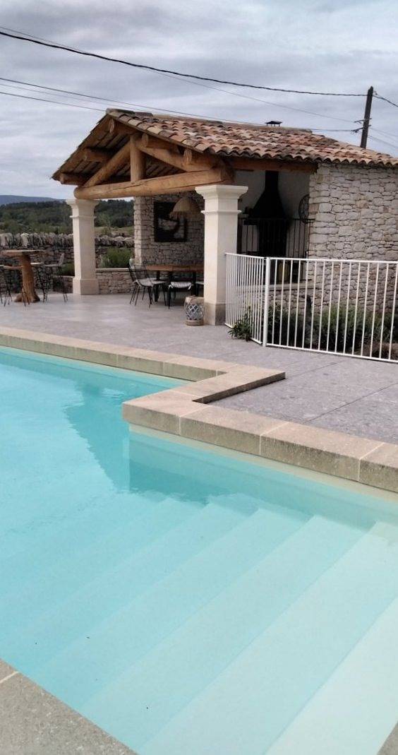 Gîte pour 4 personnes, avec piscine et jacuzzi ainsi que jardin et terrasse