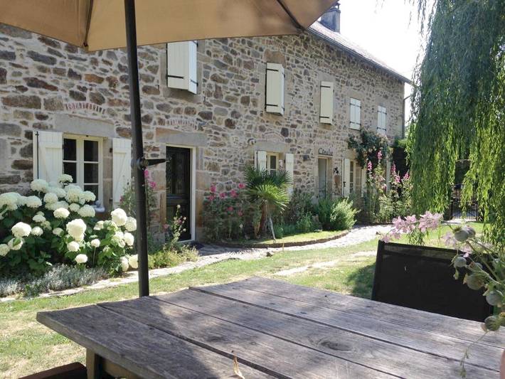 Chambre d’hôte pour 2 personnes, avec jardin ainsi que terrasse et vue, animaux acceptés à Sainte-Christine