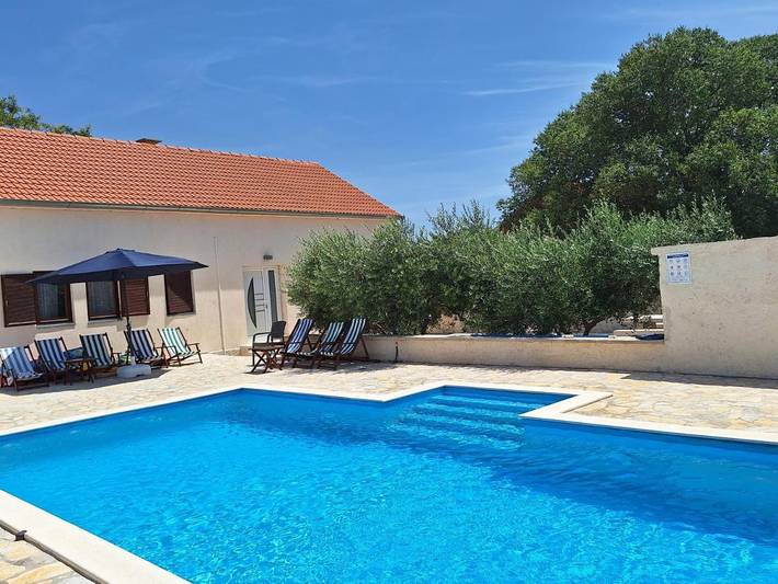 Ferienhaus für 8 Personen, mit Garten und Ausblick sowie Pool, mit Haustier