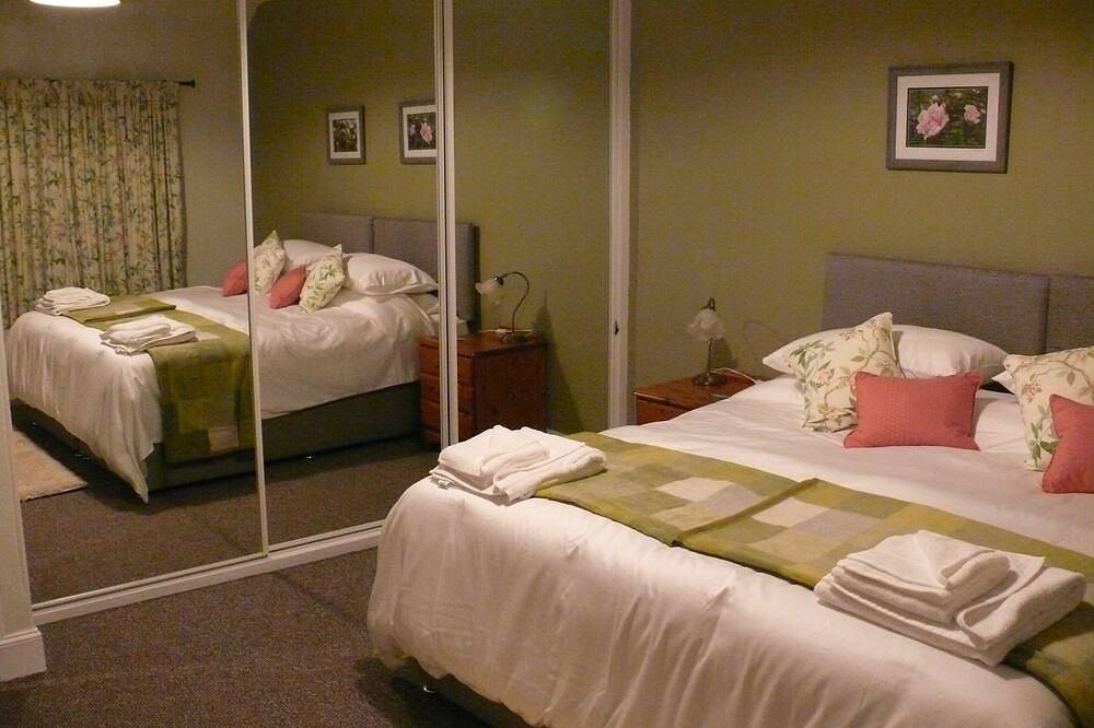 Entire apartment, The Garden Flat - within easy walking distance of centre of Crieff in Crieff, Perthshire