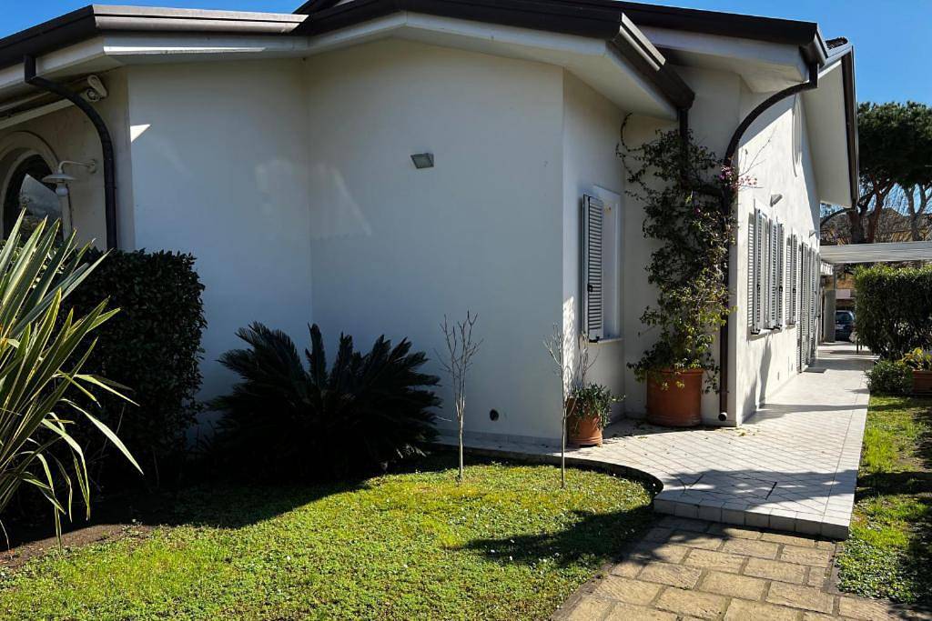 Three-Bedroom Villa in Forte dei Marmi, Riviera Toscana