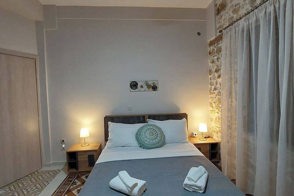 Stone-built 80 m2 2bedroom villa in Preveza center with private garden & Parking in Preveza, Preveza Regionalbezirk