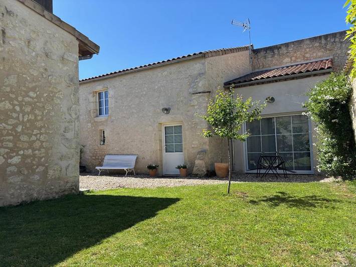 Location de vacances pour 4 personnes, avec Terrasse ainsi que Jardin et Vue à Saint-Sauveur (Aquitaine)