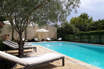 Gîte pour 6 personnes, avec jardin ainsi que terrasse et piscine à Arces