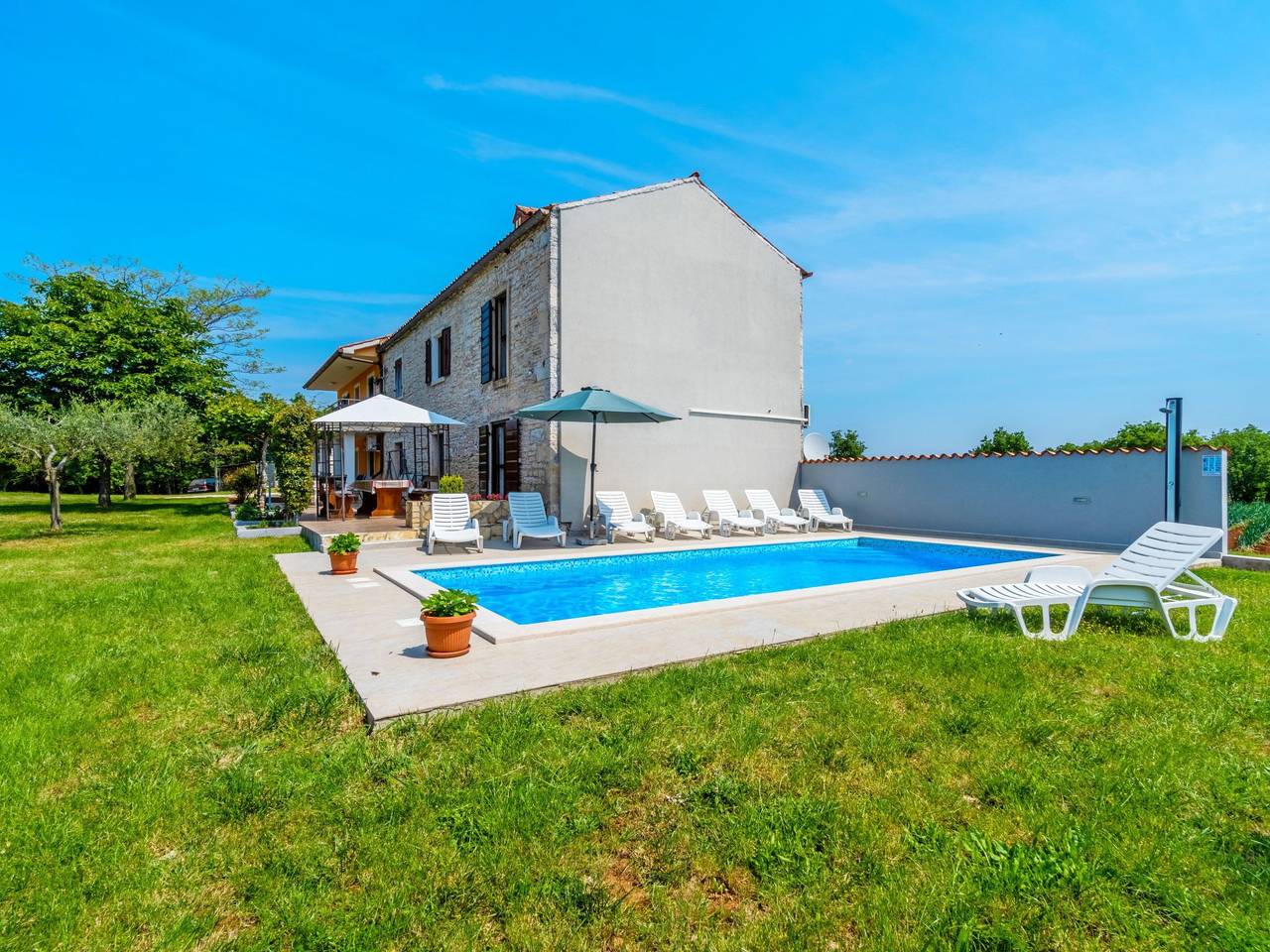 Schönes Haus mit großer grüner Umgebung, Pool in Barban, Südküste Istrien