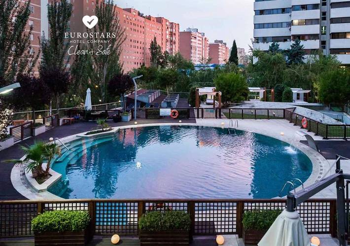 Hotel para 2 personas, con vistas además de jardín y piscina - 1