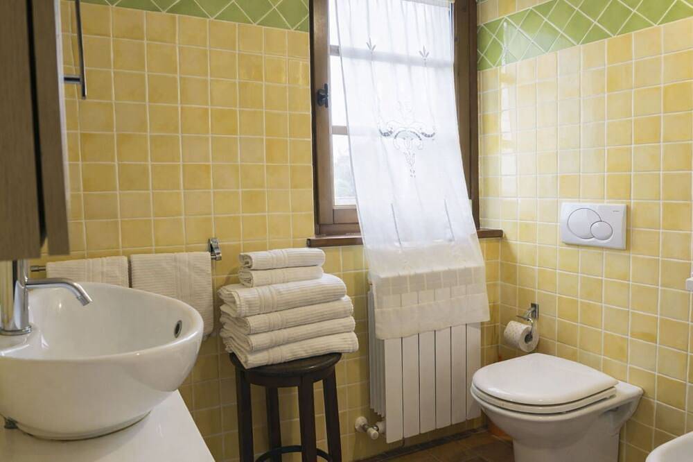 Appartamento intero, Accogliente appartamento per 4 ospiti con piscina, Wifi, A/C, Tv, patio e animali ammessi in Panicale, Lago Trasimeno