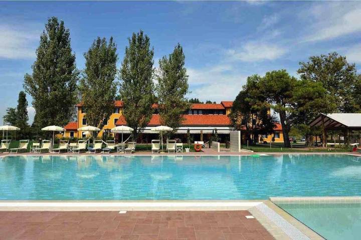 Privatzimmer, mit Terrasse und Garten sowie Kinderpool und Pool