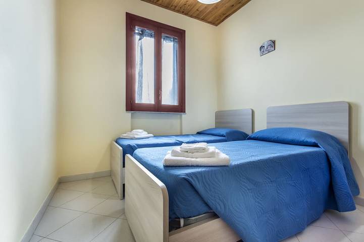 Villa independiente cerca del mar, vallada con jardín y parking interior. in Spiaggia (Campofelice di Roccella), Campofelice di Roccella