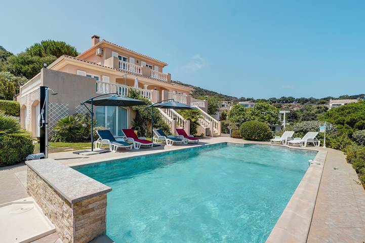 Maison de vacances pour 6 personnes, avec vue ainsi que piscine et jardin à Calvi