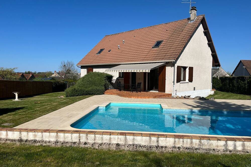 Maison de Vacances Avec Piscine et Jardin Arboré in Nevers, Nièvre