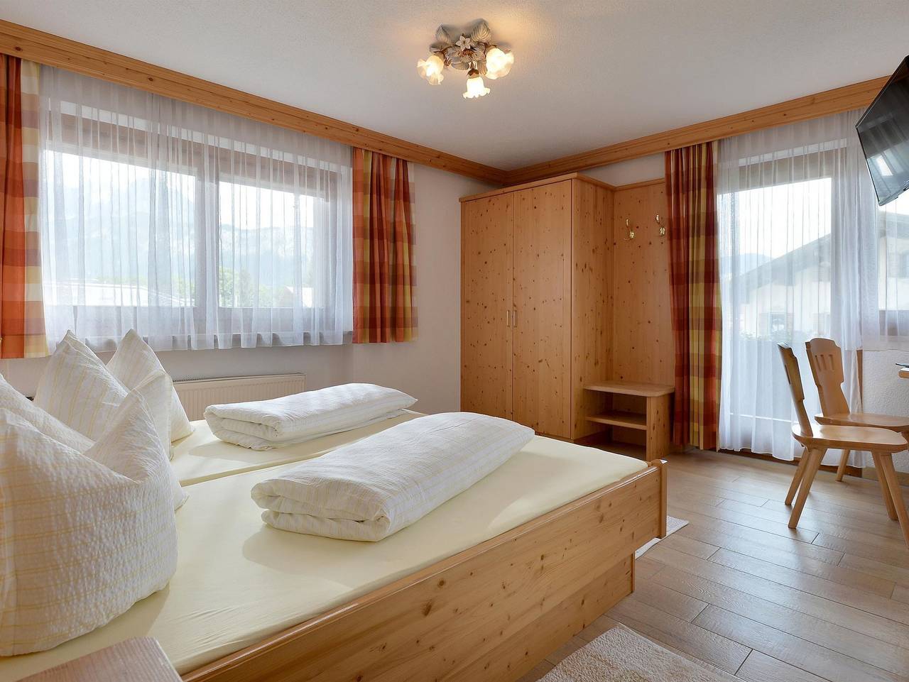 Hotel Theresia Garni - Doppelzimmer mit Balkon in Sankt Johann in Tirol, Kitzbüheler Alpen