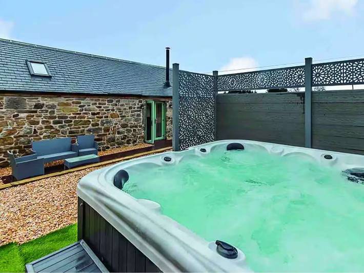 Vacation rental for 6 people, with yard and hot tub as well as terrace, kid friendly in Scotland