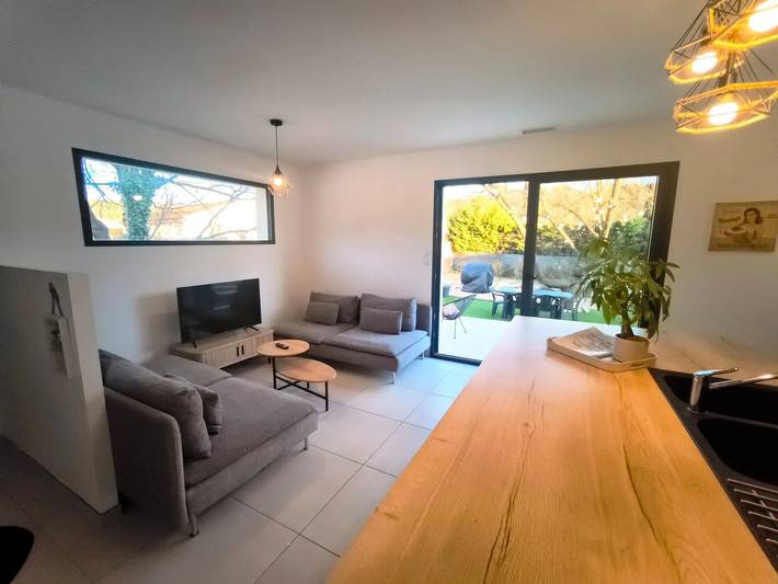 Location de vacances pour 6 personnes, avec terrasse ainsi que jardin et piscine à Saignon - 4