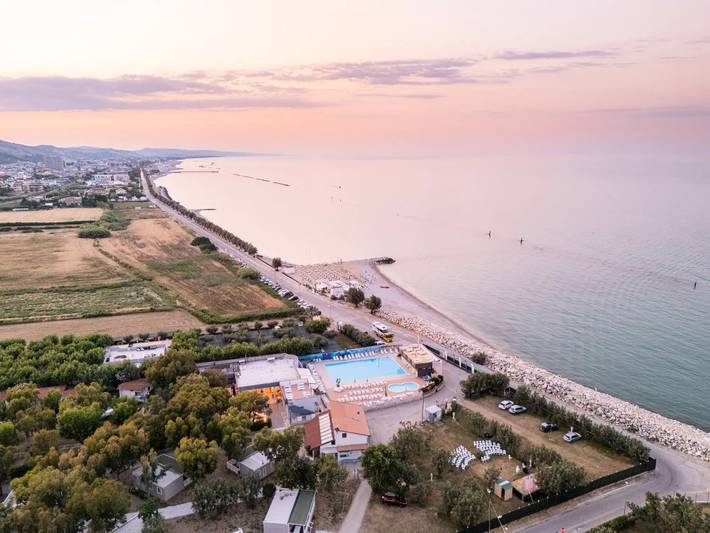 Bungalow für 4 Personen, mit Pool und Terrasse, mit Haustier in den Abruzzen