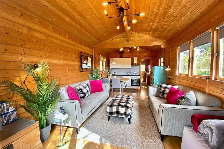 Cottage for 4 people, with terrace and hot tub as well as garden, with pets in Devon