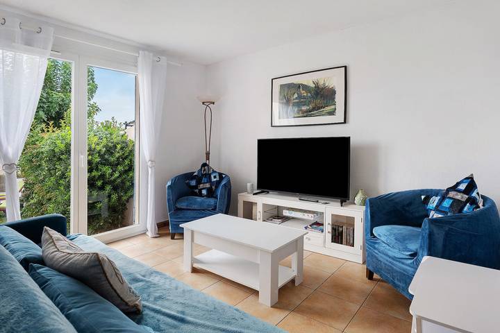 Holiday Home 'Le Petit Maison' with Pool, Private Terrace and Air Conditioning in Homps, Narbonne region