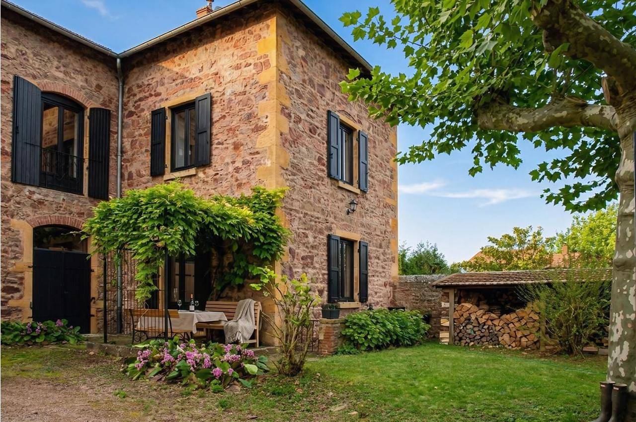 Appartement de vacances entier, Charmante maison en pierres dorées, au calme avec jardin et parking gratuit - A 15 mn à pied du village de Lentilly in Lentilly, Lyon et ses environs
